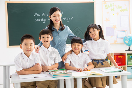 东亚儿童户内老师和小学生们在教室里图片