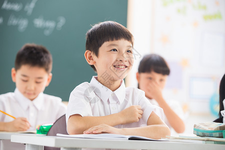 微笑的校服表现积极小学生在教室里学习图片
