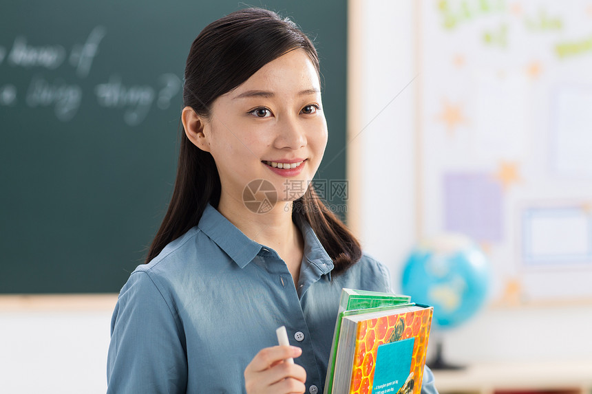 黑板学校乐趣女教师在教室里图片