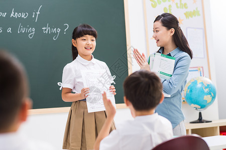 小孩般说话青年人好奇心成长老师和小学生们在教室里背景