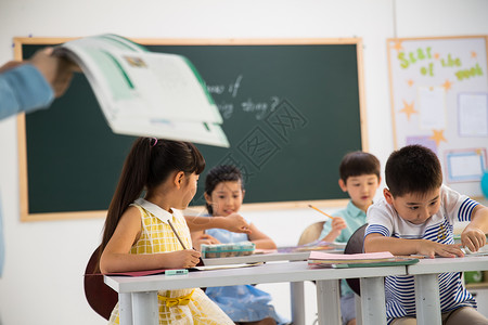 书天真男孩老师和小学生们在教室里图片