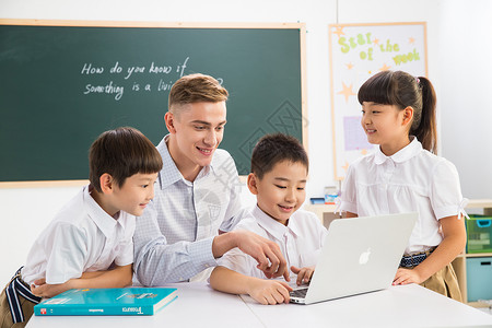 人未成年学生梦想教师和小学生在教室里图片