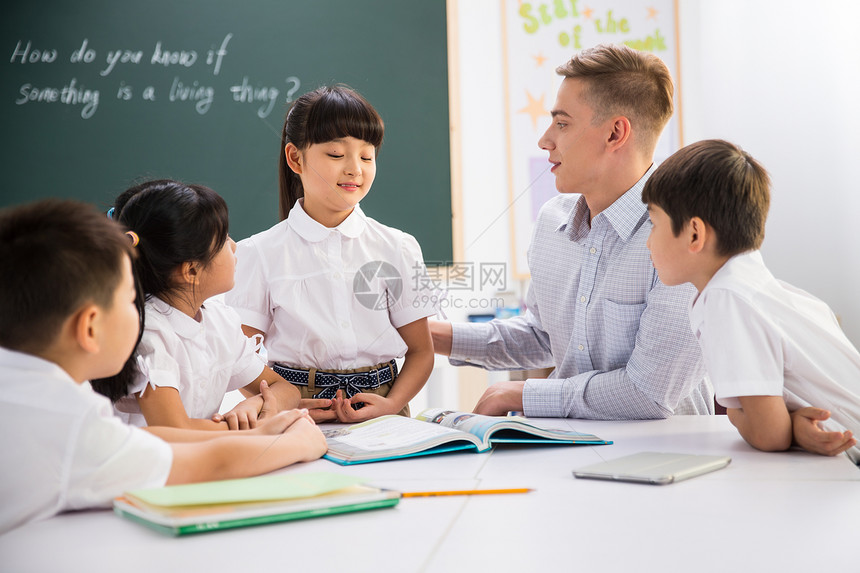 关爱相伴亚洲人教师和小学生在教室里图片