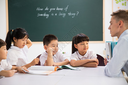 外籍学生外籍教师和小学生在教室里背景