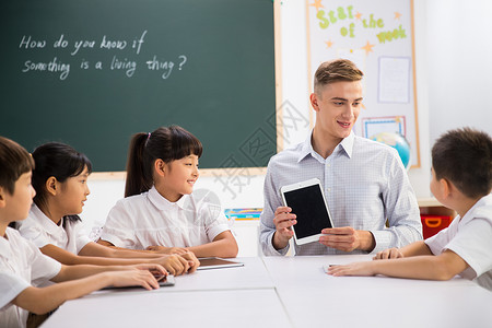 外籍学生外籍教师和小学生在教室里背景