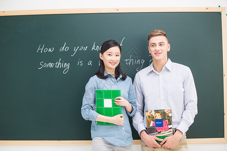 青年人两个人快乐老师站在教室的黑板前高清图片