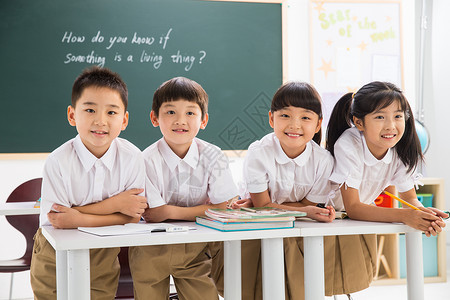 小学生在教室里学习图片