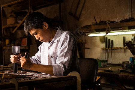 木雕水平构图亚洲人木工雕刻背景图片
