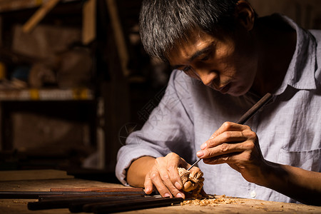 刀子创意图精确艺术家中年男人木工雕刻背景