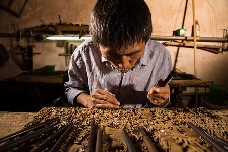 中年男人篆刻创作行业木工雕刻图片