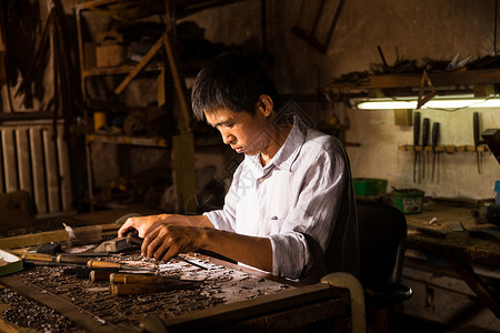 工艺亚洲人中年人木工雕刻背景图片