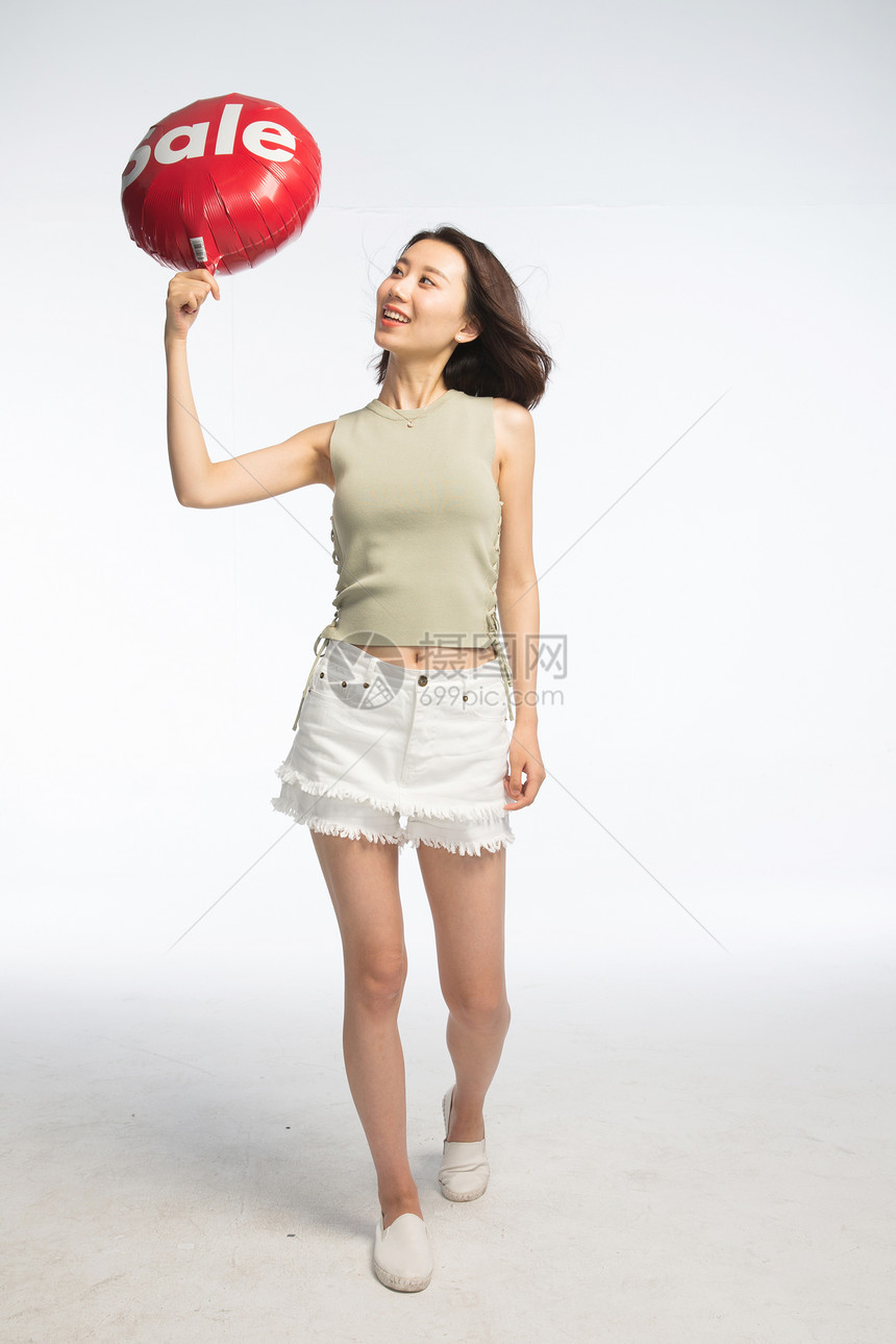 清新仅一个青年女人影棚拍摄年轻女孩拿着气球图片