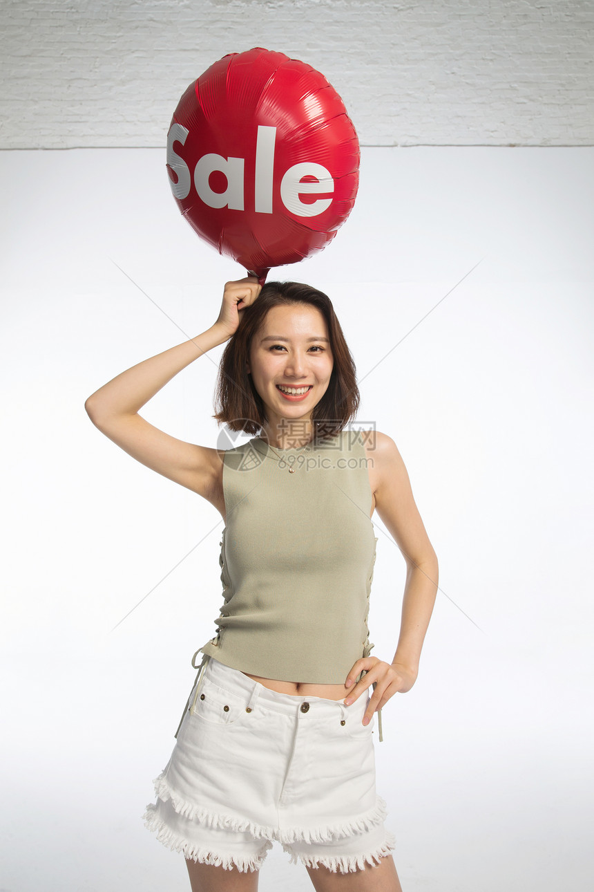 亚洲人漂亮的人仅女人快乐的年轻女孩拿着气球图片