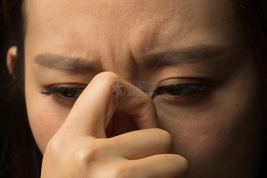 背景分离仅一个人人的脸部青年女人的面部特写图片