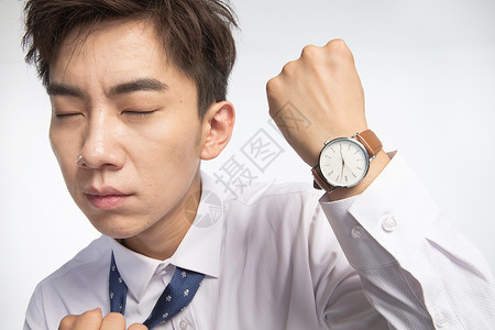 恐惧忧虑核对时间戴着腕表的商务青年男人图片