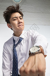 个筋疲力尽亚洲戴着腕表的商务青年男人图片