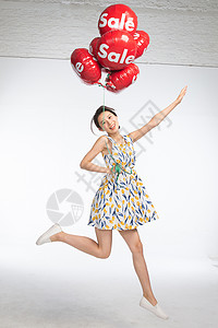 个性打折素材轻松可爱的全身像快乐的年轻女孩拿着气球背景