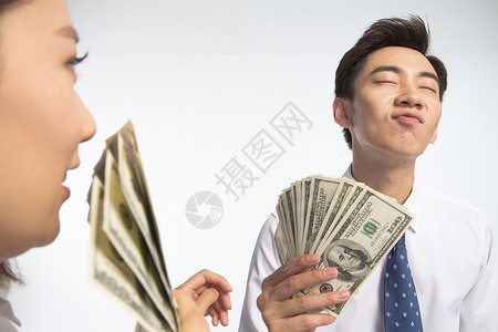 两个人青年人影棚拍摄商务青年男女拿着美元图片