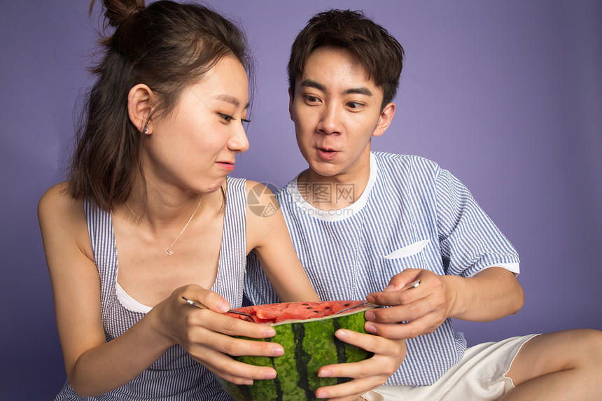 夏日青年男女吃西瓜图片