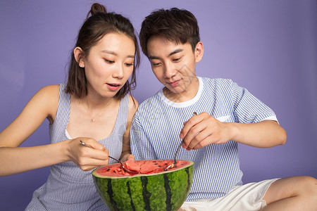 夏日青年男女吃西瓜图片