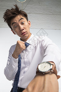 时间仅男人衬衫领带戴着腕表的商务青年男人图片