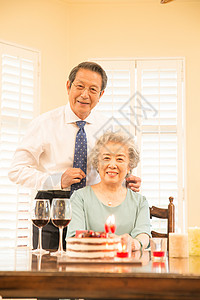 户内摄影60多岁老年夫妇庆祝金婚图片