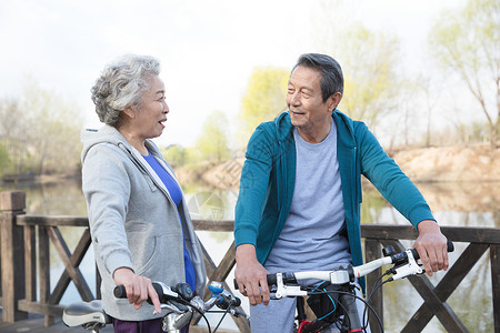 老年夫妇出游老年夫妇户外骑自行车出游背景