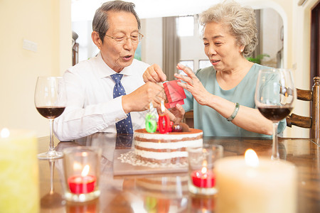 周年快乐素材亚洲人衬衫领带家庭生活老年夫妇庆祝钻石婚背景