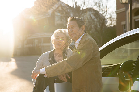 愉悦东方人高兴的老年夫妇和汽车高清图片