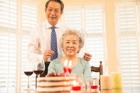 纪念日蛋糕户内老年夫妇庆祝金婚高清图片