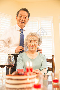 老年人蛋糕妻子老年人东亚老年夫妇庆祝金婚背景