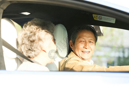 白昼财富摄影老年夫妇驾车出行高清图片