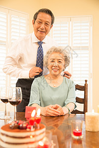 60多岁休闲老年伴侣老年夫妇庆祝金婚高清图片
