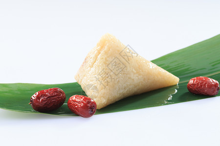手绘粽子和大枣端午节点心白米粽子和红色背景