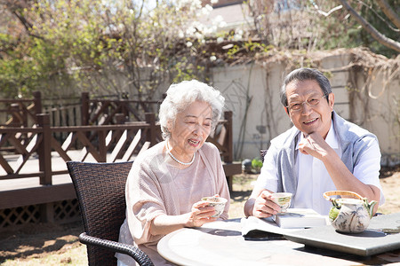 70多岁休闲活动院子老年夫妇在庭院喝茶图片
