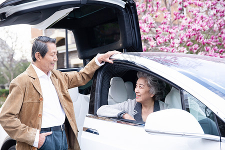 休闲成年人老年女人老年夫妇驾车高清图片