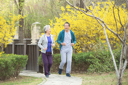 爱健身人老心不老水平构图无忧无虑老年夫妇在户外慢跑背景