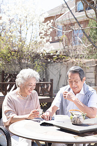 拿着水壶男人两个人男人女人老年夫妇在庭院喝茶背景