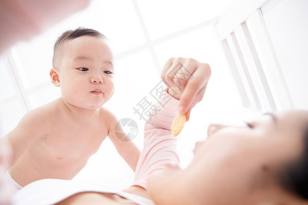健康食品母子营养可爱的男婴吃辅食图片