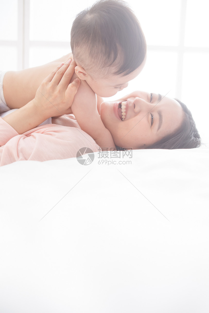 无忧无虑东亚预期母亲和男婴儿图片