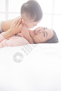 无忧无虑东亚预期母亲和男婴儿图片