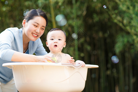 爱中国小素材彩色图片中庭生活可爱的小婴儿洗澡背景