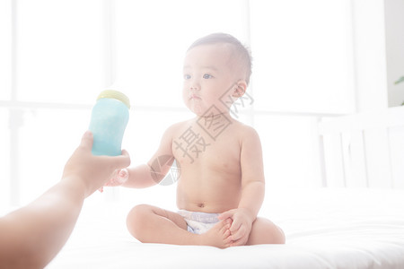 东亚开端健康可爱的男婴在喝奶图片