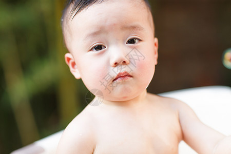 男孩幼儿可爱的男婴儿洗澡高清图片