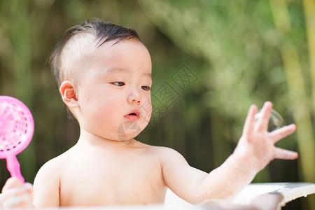 洗澡男童年6到12个月亚洲人可爱的男婴儿洗澡背景