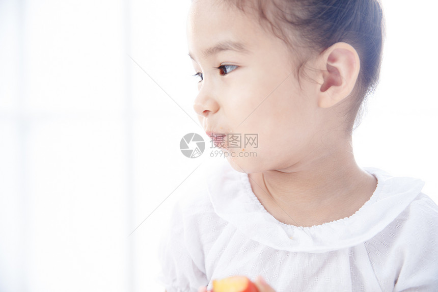 可爱的小女孩在吃水果图片