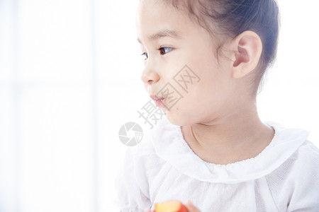 可爱的小女孩在吃水果高清图片