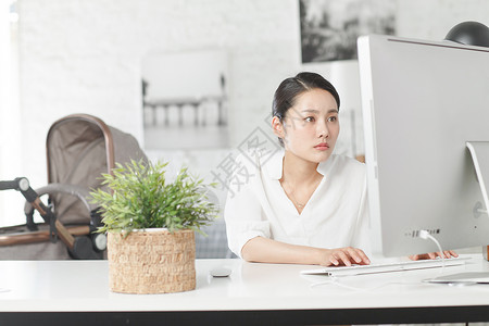亚洲人摄影办公桌青年女人在家办公图片