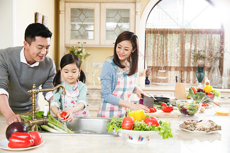 幸福家庭在厨房准备食材高清图片