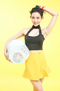 黄色背景彩色图片高跟鞋时尚的青年女人背景图片